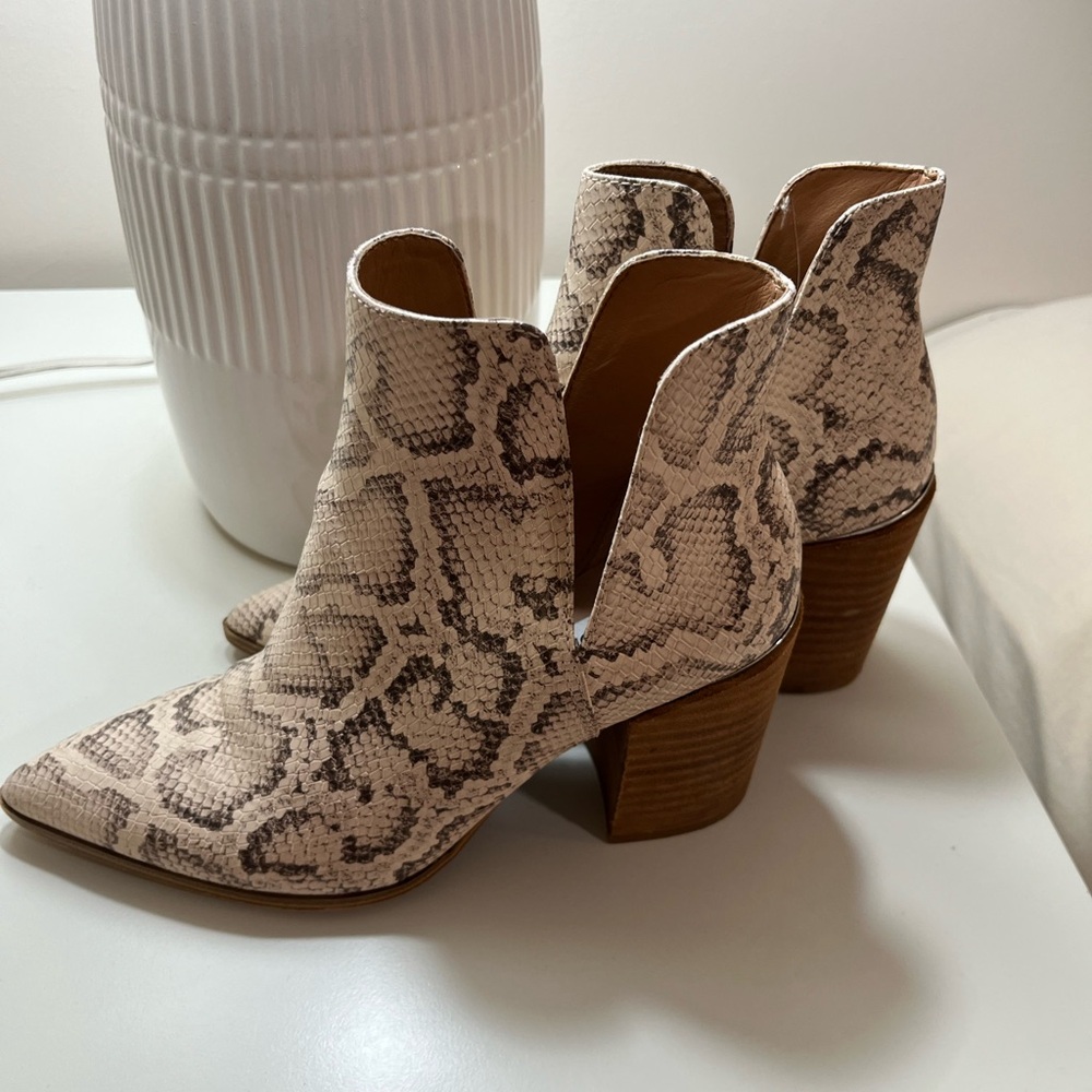 Sam Edelman Beige Snakeskin Ankle Booties CE001